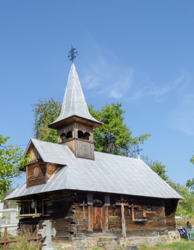 Biserica de lemn "Sf. Arhangheli Mihail şi Gavril" din Şurdeşti "Pe Corni"